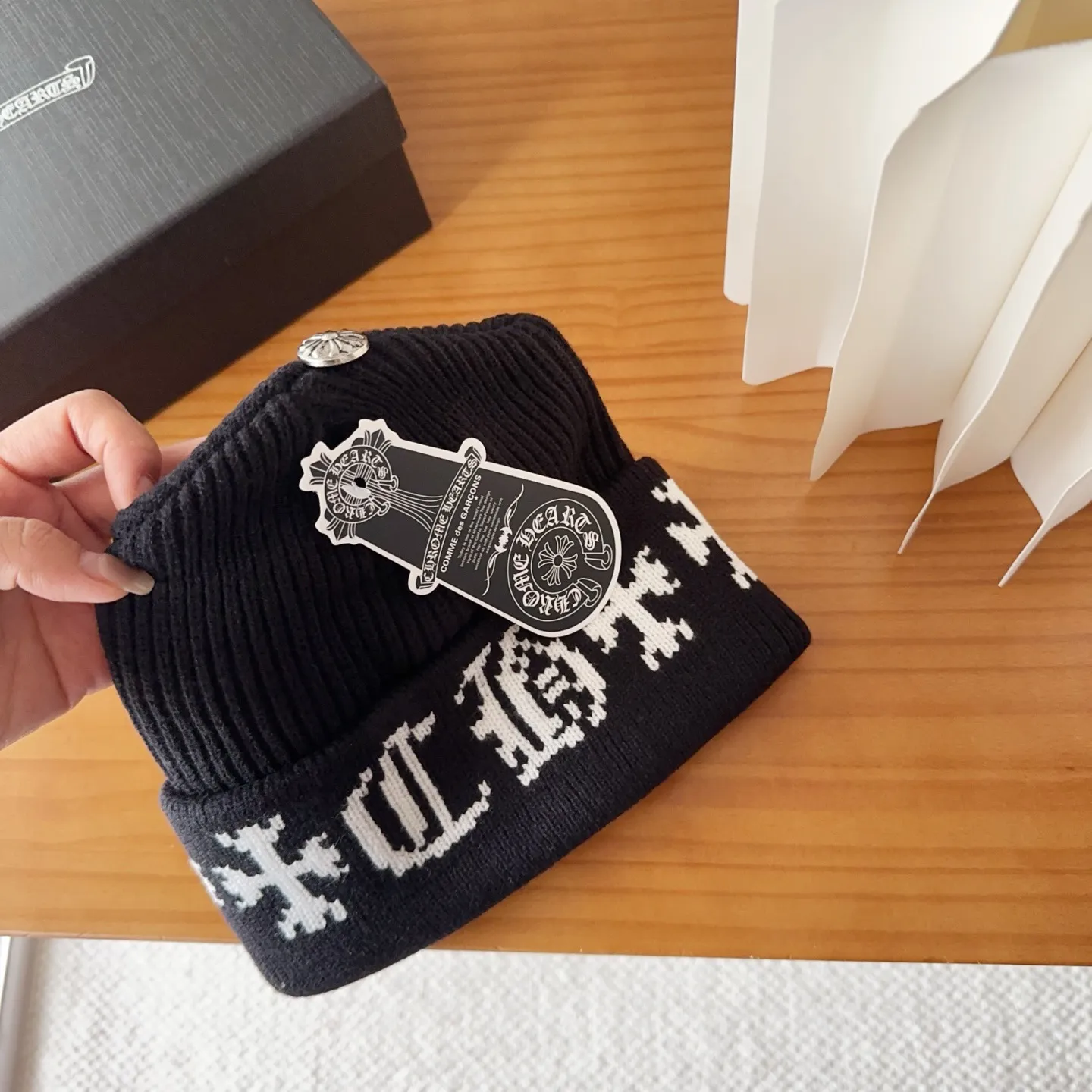 💰46 Crow Heart Autumn and Winter Wool Knitted Beanie This must be a favorite of minimalism. It is clean, neat, fashionable and versatile, and will definitely not be picky about your face shape! A fashionable classic that lasts forever! Fashionable black and white can be purchased together!